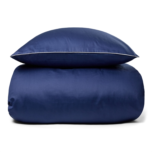 Sengetøj 140x220 cm - 100% bomuldssatin - Olga blåt sengetøj med pipingkant - Ekstra blødt sengesæt fra By Borg