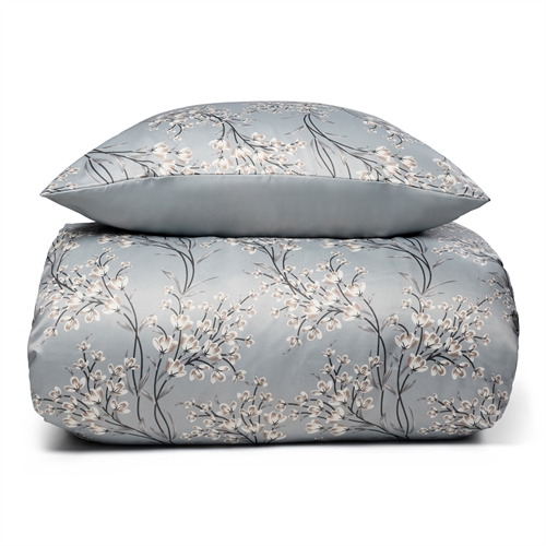 Blomstret sengetøj 140x220 cm - Lyseblåt sengesæt i vendbart design - Satin sengetøj - IN Style sengelinned