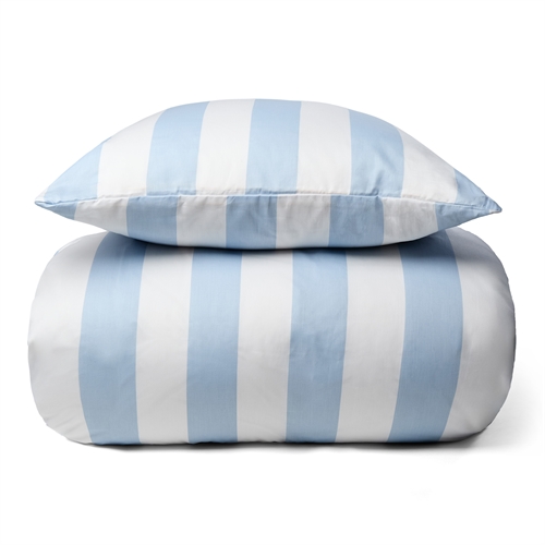 Sengetøj i 100% blødt og lækkert bomuldssatin - 240x220 cm - Flotte lyseblå striber - Nordic Stripe sengesæt fra By Night