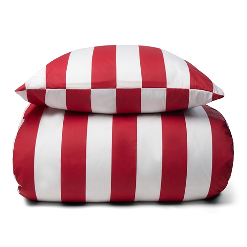 Sengetøj i 100% blødt og lækkert bomuldssatin - 200x200 cm - Flotte røde striber - Nordic Stripe sengesæt fra By Night