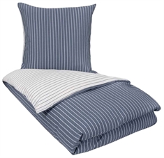 Bæk og bølge sengetøj - 150x210 cm - Stribet sengetøj - 2 i 1 design - Blåt & hvidt - By Night sengesæt