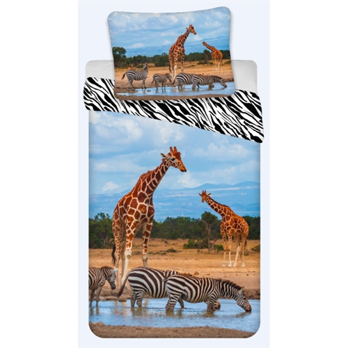 Sengetøj 140x200 cm - Savannens dyr - Giraffer og zebraer på savannen - Vendbart sengesæt - 100% Bomuld - Børne sengetøj